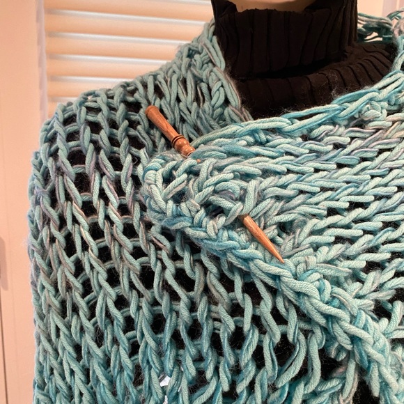 Set of 2 Wooden Hand-carved Scarf Pens - Picture 4 of 6